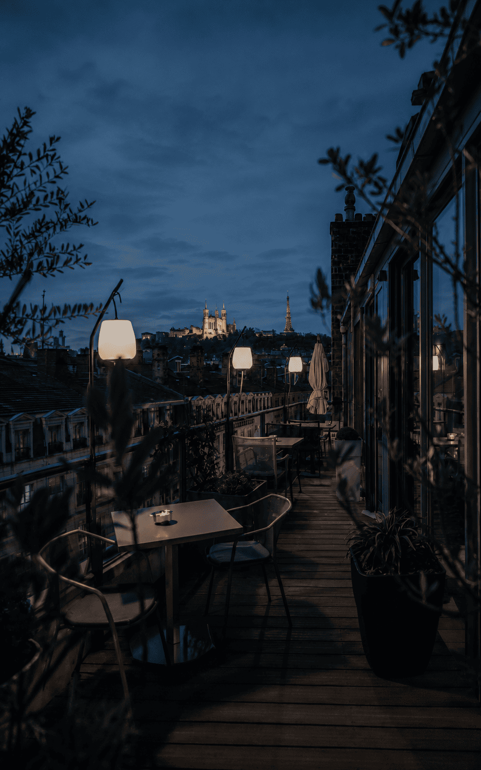 Rooftop événement d'entreprise à Lyon au crépuscule, vue sur Fourvière